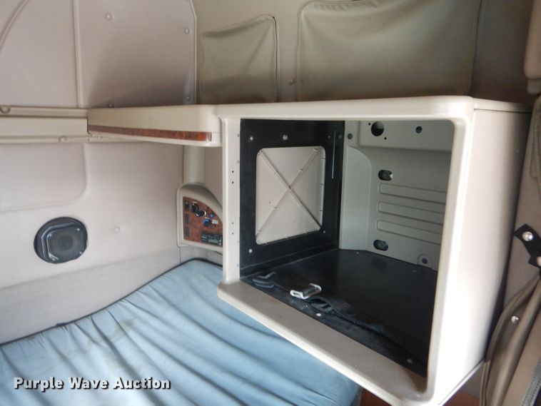 image for item DH6256 2006 International 9400i semi truck