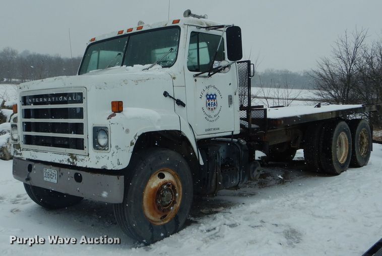 image for item DH6331 1985 International F2275 flat bed truck