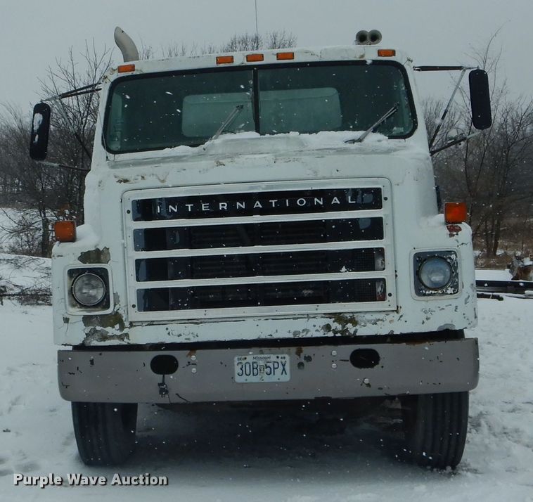 image for item DH6331 1985 International F2275 flat bed truck