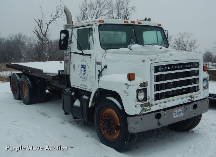 image for item DH6331 1985 International F2275 flat bed truck