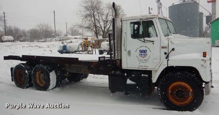 image for item DH6331 1985 International F2275 flat bed truck