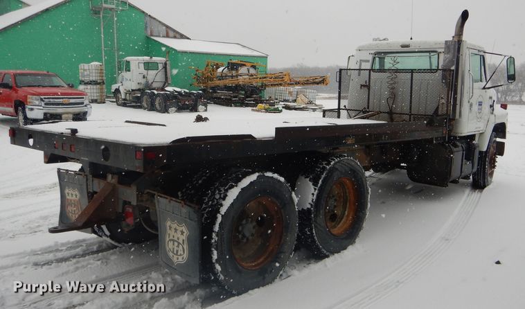 image for item DH6331 1985 International F2275 flat bed truck