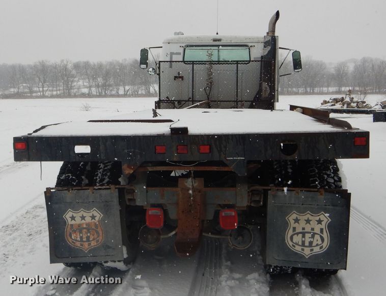 image for item DH6331 1985 International F2275 flat bed truck