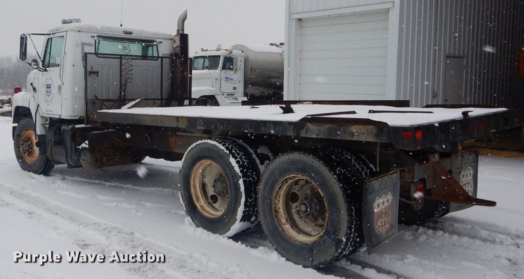 image for item DH6331 1985 International F2275 flat bed truck
