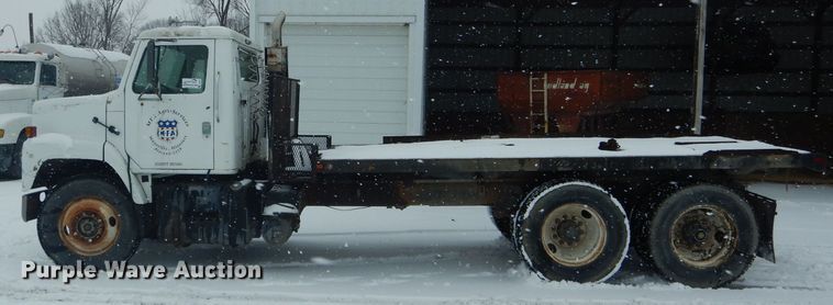 image for item DH6331 1985 International F2275 flat bed truck