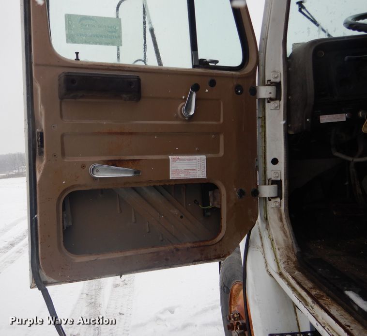 image for item DH6331 1985 International F2275 flat bed truck