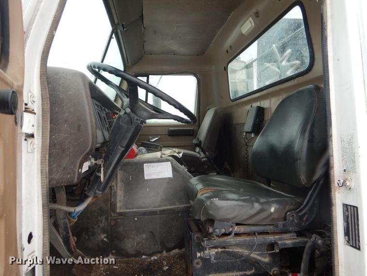 image for item DH6331 1985 International F2275 flat bed truck