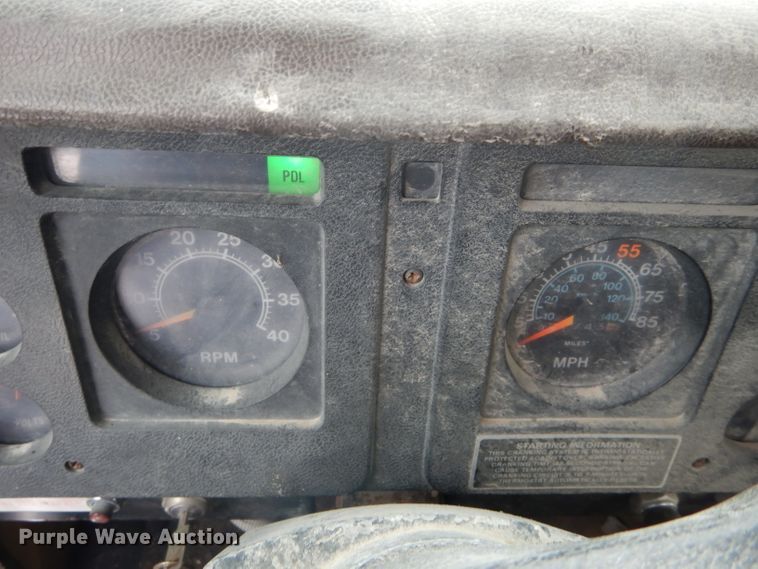 image for item DH6331 1985 International F2275 flat bed truck