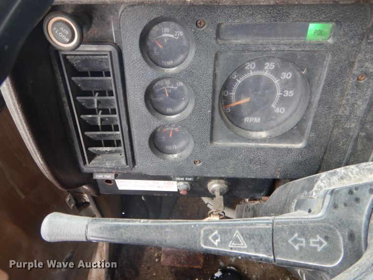 image for item DH6331 1985 International F2275 flat bed truck