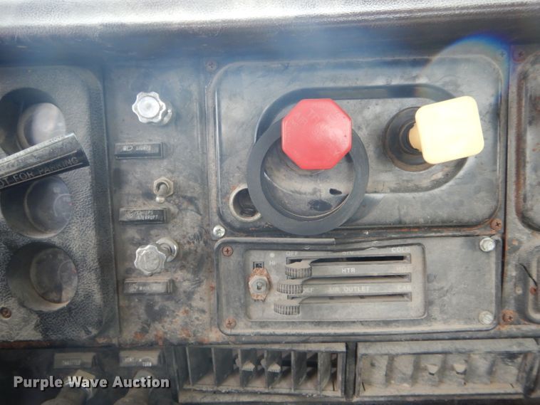 image for item DH6331 1985 International F2275 flat bed truck