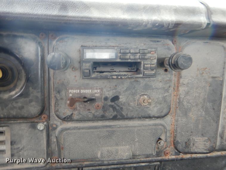 image for item DH6331 1985 International F2275 flat bed truck