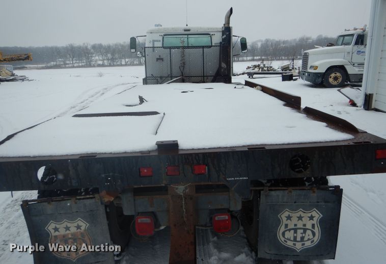 image for item DH6331 1985 International F2275 flat bed truck