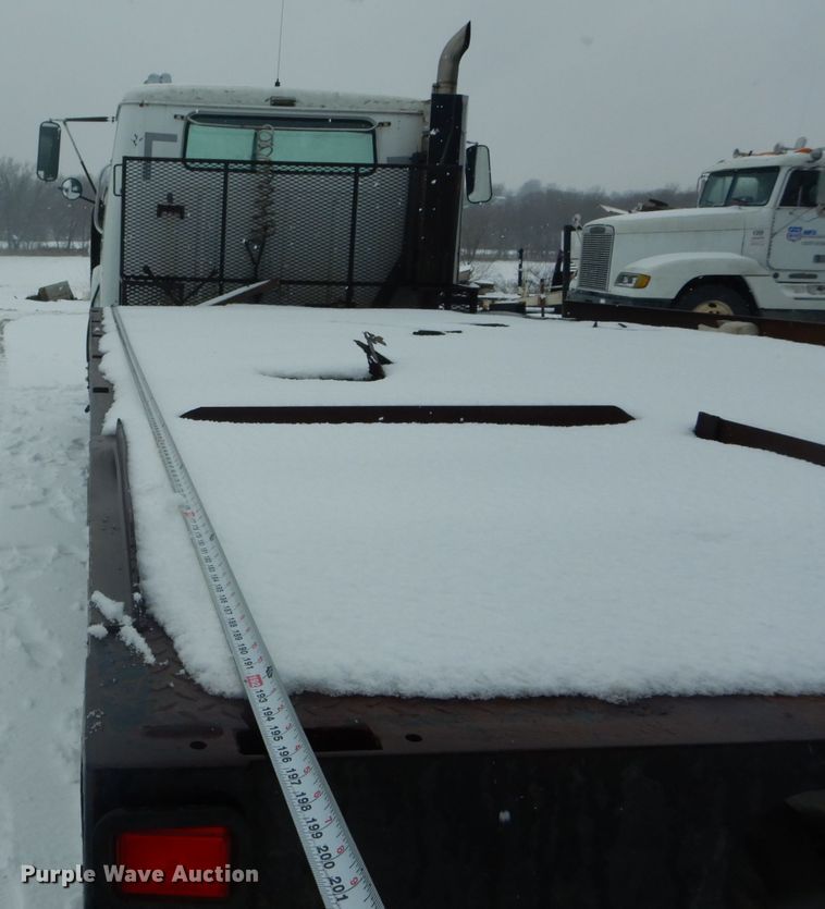 image for item DH6331 1985 International F2275 flat bed truck