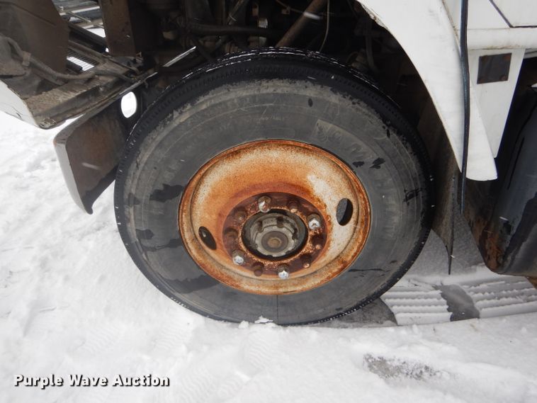 image for item DH6331 1985 International F2275 flat bed truck