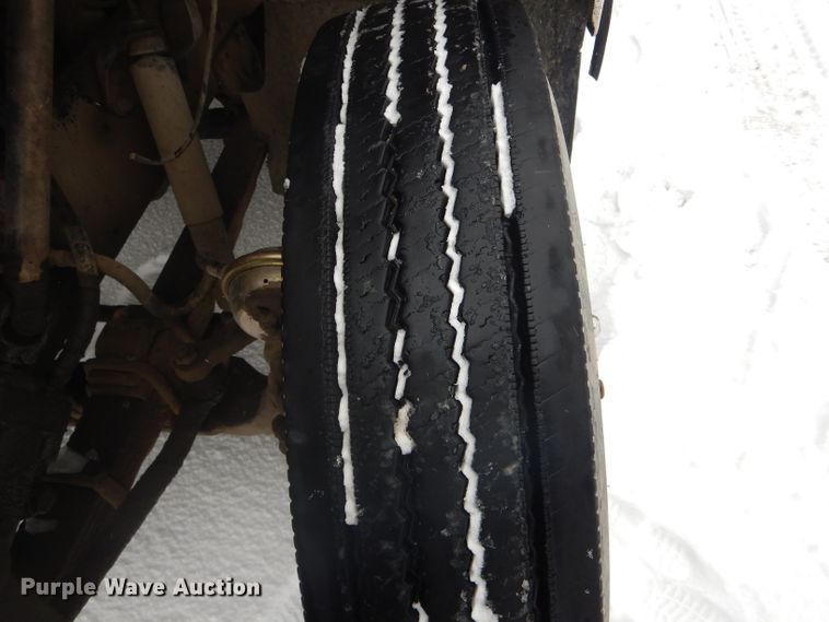 image for item DH6331 1985 International F2275 flat bed truck