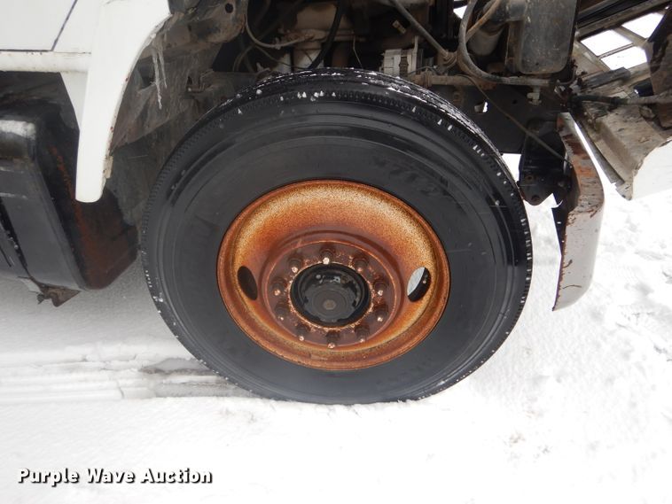 image for item DH6331 1985 International F2275 flat bed truck