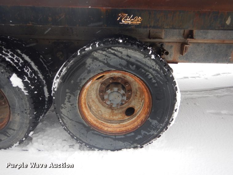 image for item DH6331 1985 International F2275 flat bed truck