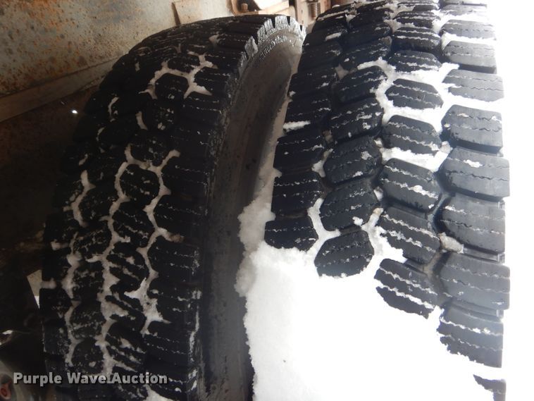 image for item DH6331 1985 International F2275 flat bed truck