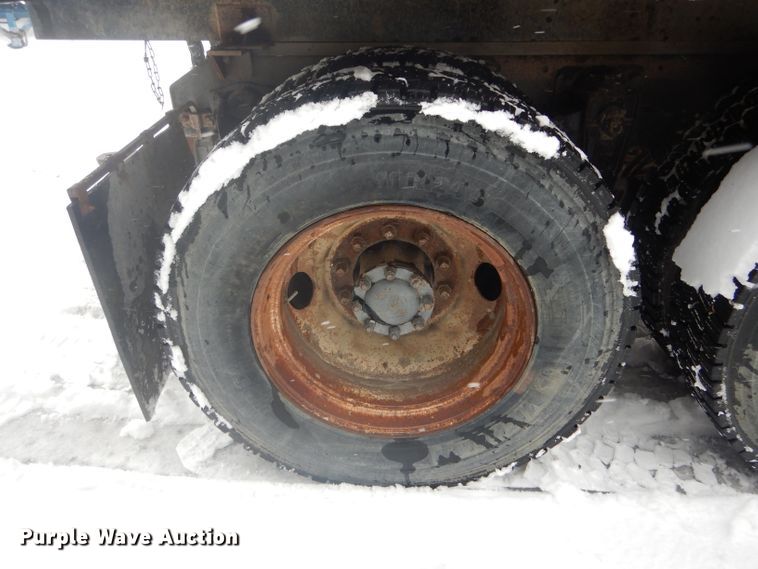 image for item DH6331 1985 International F2275 flat bed truck