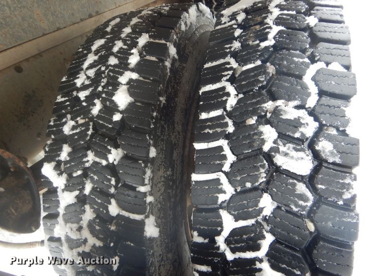 image for item DH6331 1985 International F2275 flat bed truck