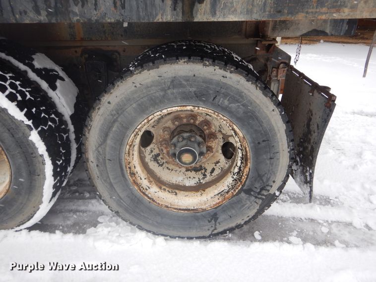 image for item DH6331 1985 International F2275 flat bed truck