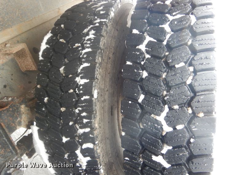 image for item DH6331 1985 International F2275 flat bed truck