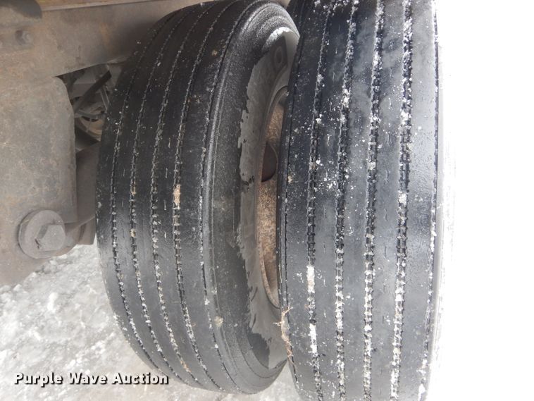 image for item DH6334 2001 Stoughton AVW-535T-S-C-AR dry van trailer