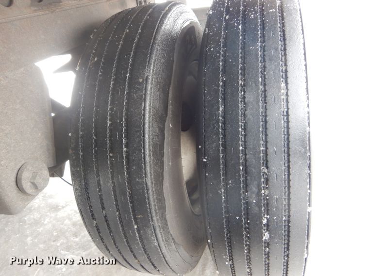 image for item DH6334 2001 Stoughton AVW-535T-S-C-AR dry van trailer