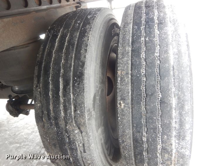 image for item DH6334 2001 Stoughton AVW-535T-S-C-AR dry van trailer