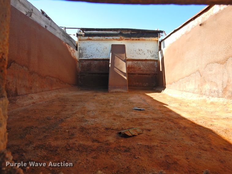 image for item DI0023 2005 Peterbilt 335 dump truck