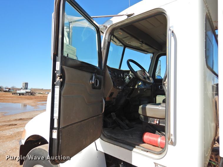 image for item DI0023 2005 Peterbilt 335 dump truck