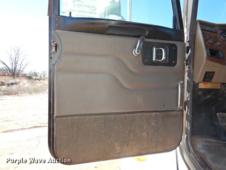 image for item DI0023 2005 Peterbilt 335 dump truck