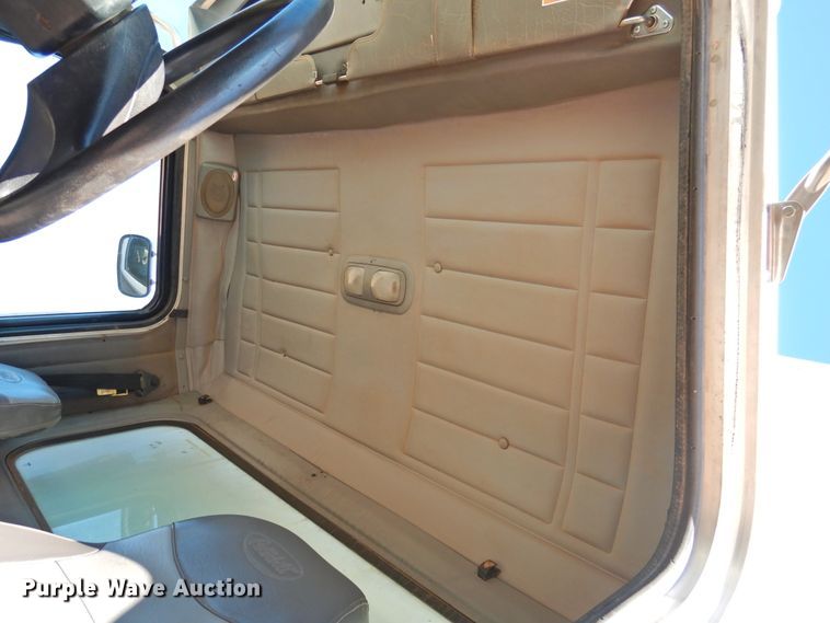 image for item DI0023 2005 Peterbilt 335 dump truck