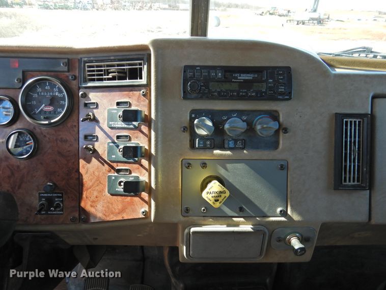 image for item DI0023 2005 Peterbilt 335 dump truck