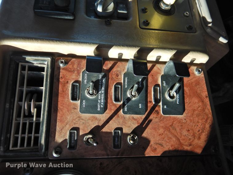 image for item DI0023 2005 Peterbilt 335 dump truck