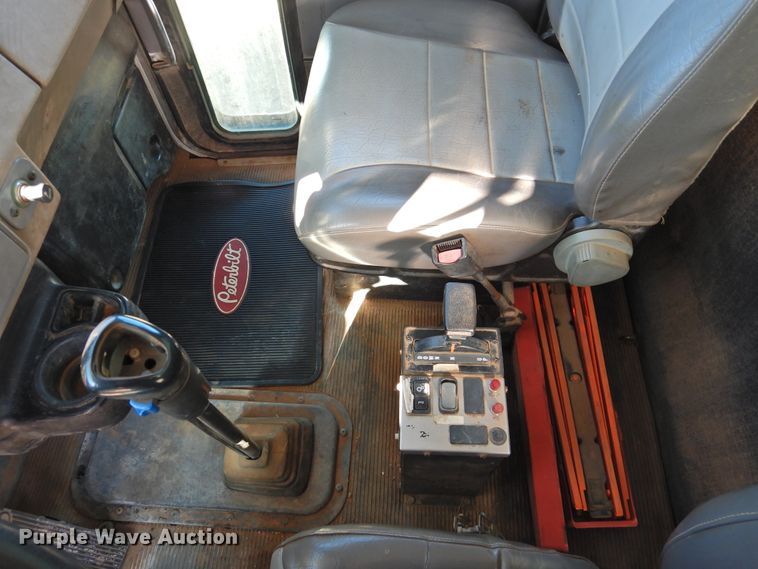 image for item DI0023 2005 Peterbilt 335 dump truck