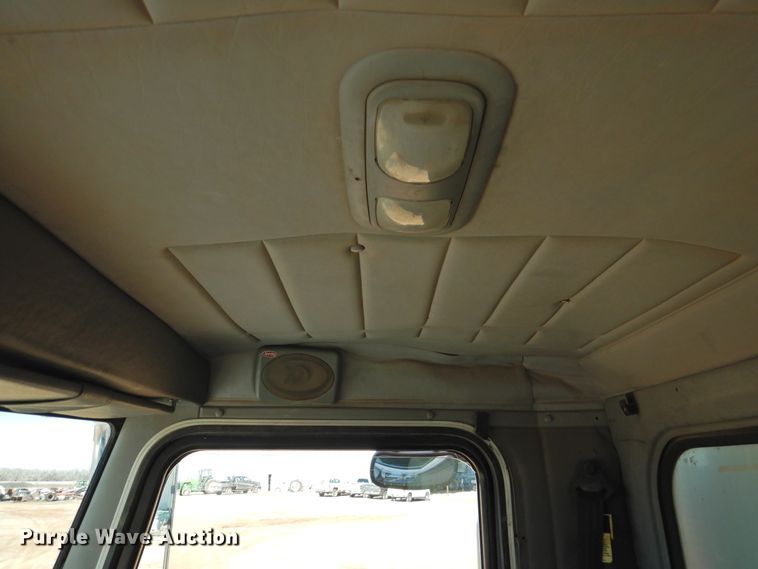 image for item DI0023 2005 Peterbilt 335 dump truck