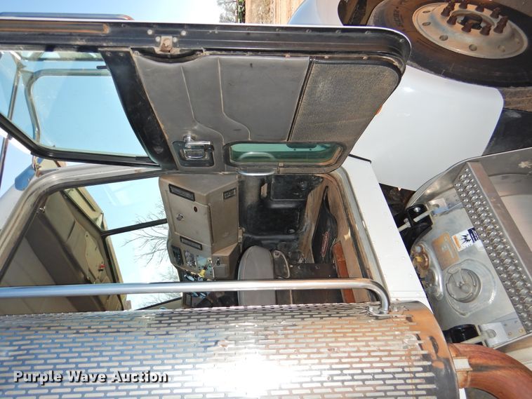 image for item DI0023 2005 Peterbilt 335 dump truck