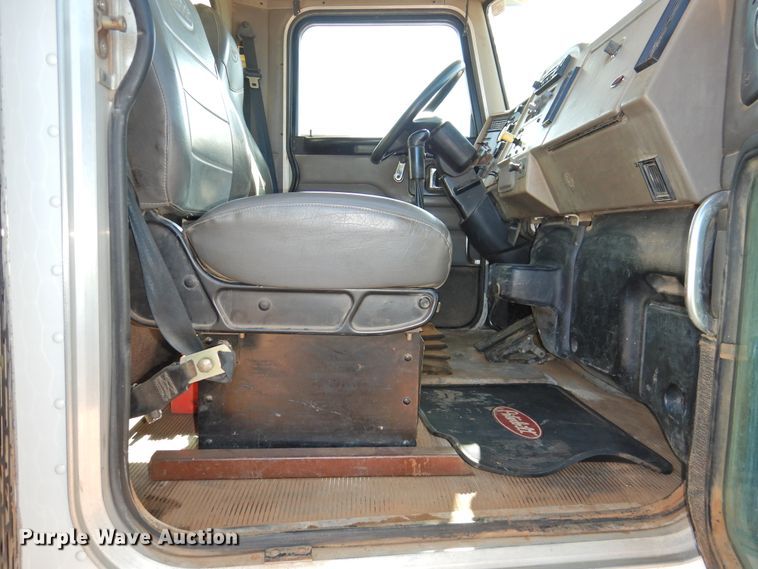 image for item DI0023 2005 Peterbilt 335 dump truck