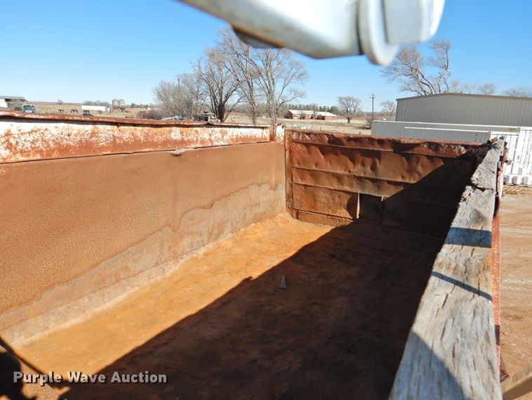 image for item DI0023 2005 Peterbilt 335 dump truck