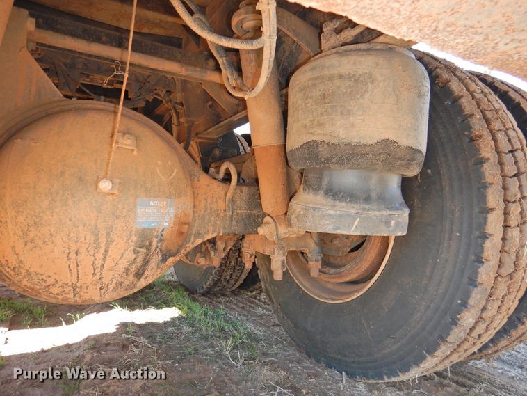 image for item DI0023 2005 Peterbilt 335 dump truck