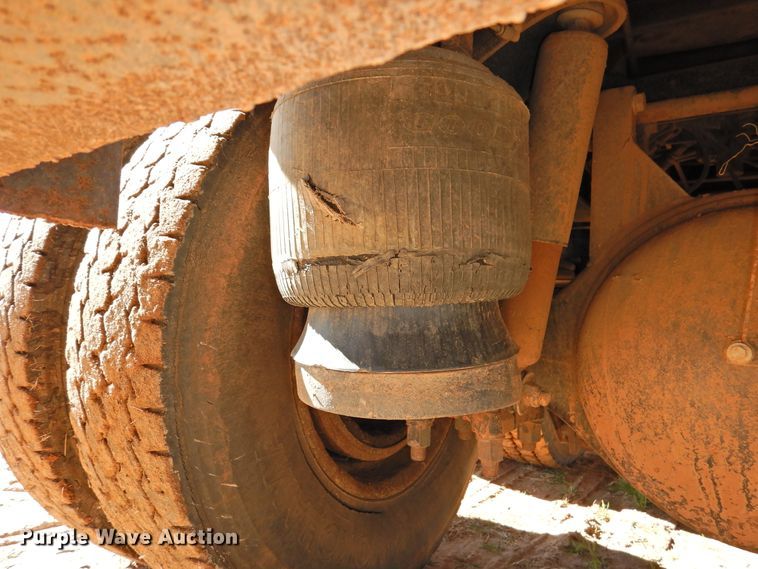 image for item DI0023 2005 Peterbilt 335 dump truck