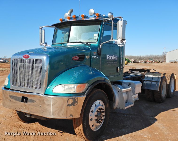 image for item DI0025 2007 Peterbilt 340 semi truck