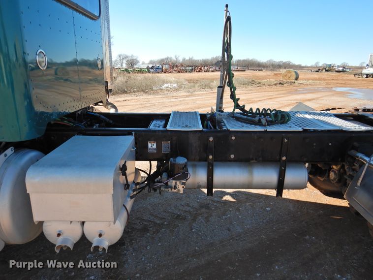 image for item DI0025 2007 Peterbilt 340 semi truck