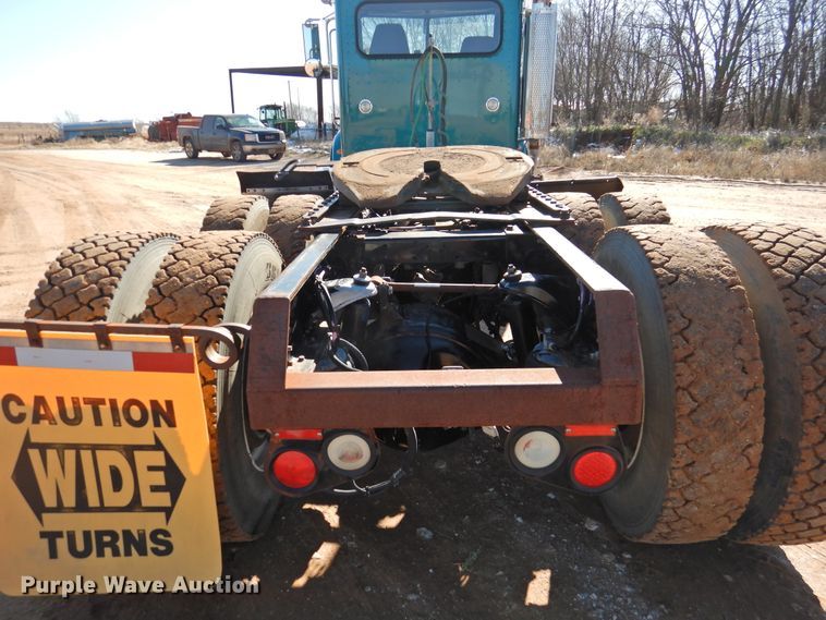 image for item DI0025 2007 Peterbilt 340 semi truck