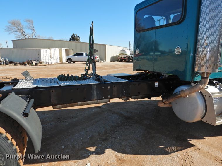 image for item DI0025 2007 Peterbilt 340 semi truck