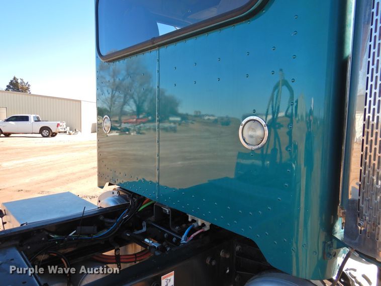 image for item DI0025 2007 Peterbilt 340 semi truck