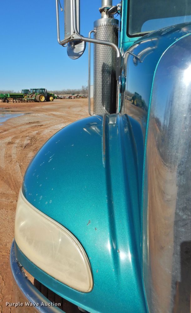 image for item DI0025 2007 Peterbilt 340 semi truck