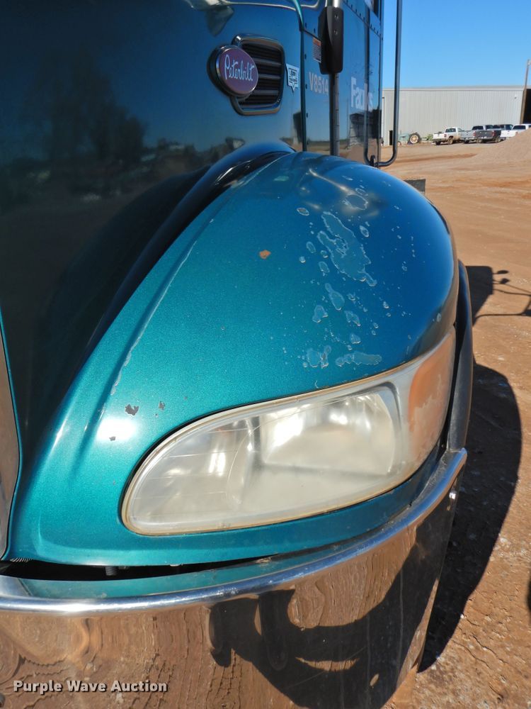 image for item DI0025 2007 Peterbilt 340 semi truck