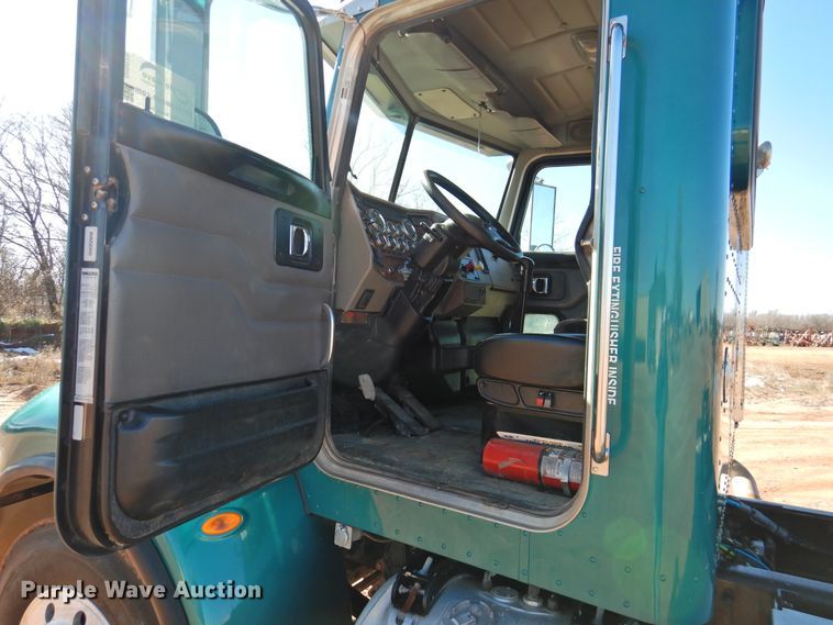 image for item DI0025 2007 Peterbilt 340 semi truck